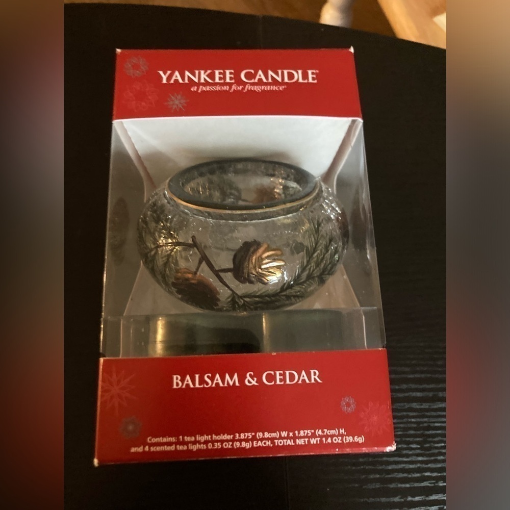 Yankee Candle crackle glass tea light holder in Balsam & Cedar. Brand new in box